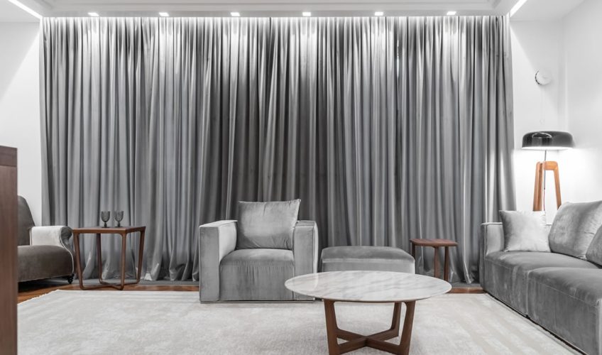 Por que investir em cortinas sob medida com forro microfibra?