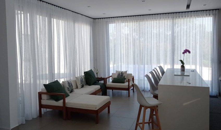 Tecidos leves e sofisticados: por que o voil é um dos queridinhos da decoração