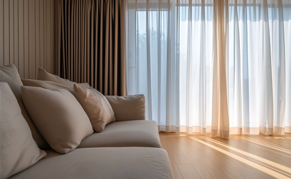 Um dos elementos que mais influenciam o clima interno dos ambientes, e que muitas vezes passa despercebido são as cortinas.