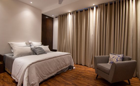 Escolher a cortina certa faz toda a diferença na decoração e no conforto da casa. Cada ambiente tem suas necessidades, como controle de luz, privacidade, estilo e funcionalidade, e por isso, entender as características de cada material e modelo é essencial antes de comprar a sua cortina sob medida. A T&D Cortinas Ted te ajuda nessa escolha.